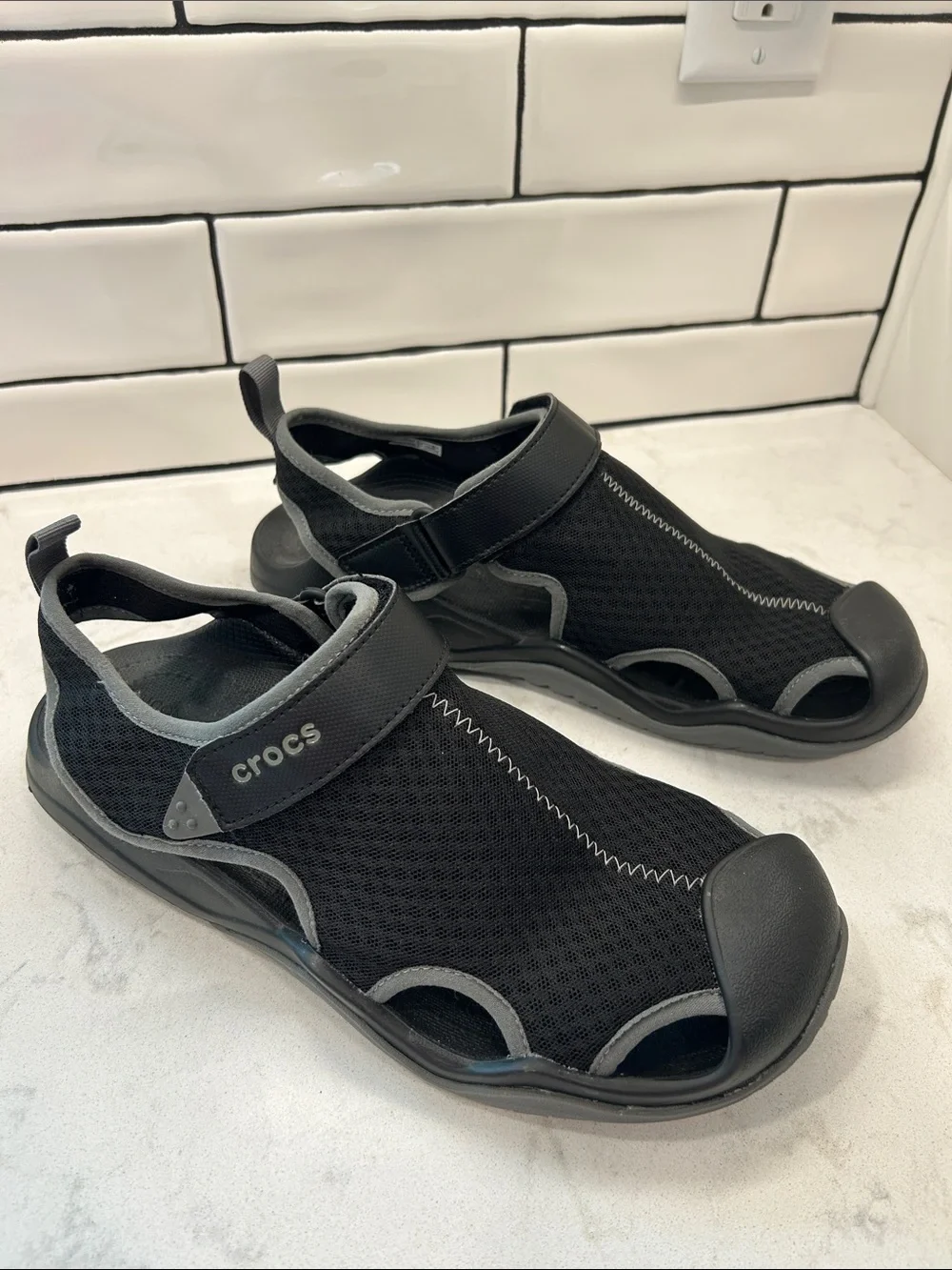 CROCS Swiftwater Mesh Deck Sandal Athletic Men’s Size 10 Black & Gray NEW